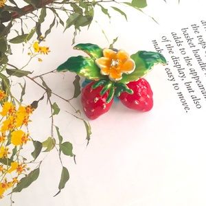 🥑 2/$25 - Strawberries Brooch